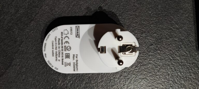 Prise connectée IKEA Tradfri vue du dessous
